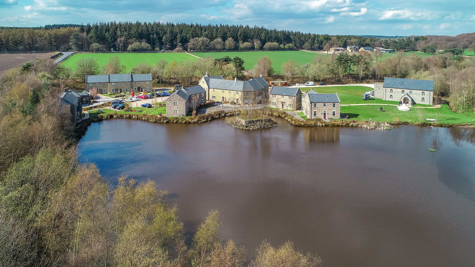 Luxury Peak District Cottages by the Lake
Escape to our 4-star self-catering holiday cottages surrounded by woodland, meadows, and a private lake — perfect for families and countryside getaways.
Explore Our Cottages