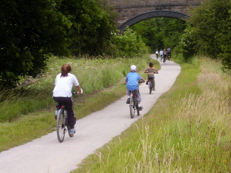 1170___1496508952_family-cycling-tissington-trail